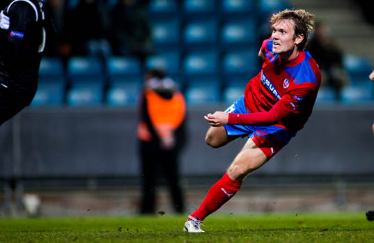Thomas Sørum, Helsingborg, ser sitt skott gå i mål