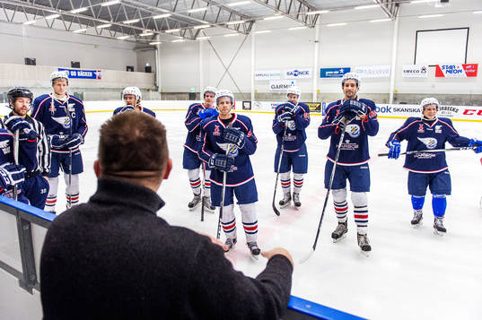 Laget lyssnar på  Tyrone Lasu, assisterande tränare i