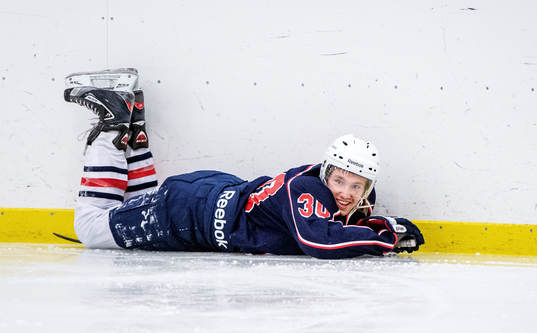 Simon Sandberg, Häcken, ligger på isen