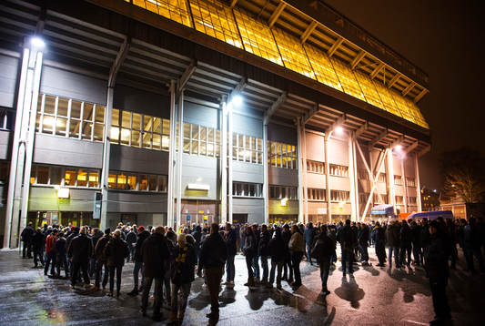 Folk köar för att komma in till matchen på Råsunda