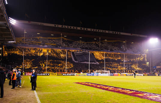 AIK-klacken med sitt tifo på Norra stå