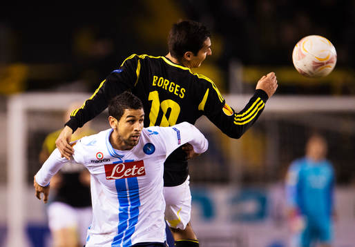Miguel Britos, Napoli, och Celso Borges, AIK, i en luftduell
