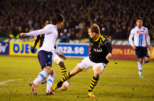 Edinson Cavani, Napoli, fälls av Per Karlsson, AIK, i