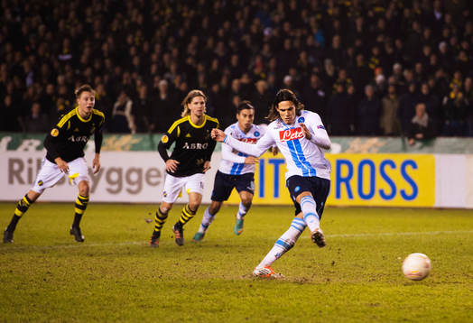Edinson Cavani, Napoli, skjuter in 1-2 på straff