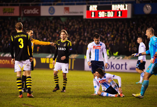 Ovidiu Alin Hategan, domare, delar ut en straff till Napoli