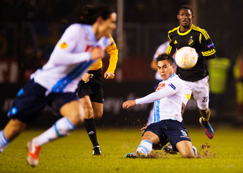 Eduardo Vargas, Napoli, passar fram bollen