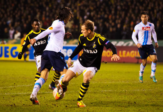 Edinson Cavani, Napoli, fälls av Per Karlsson, AIK, i
