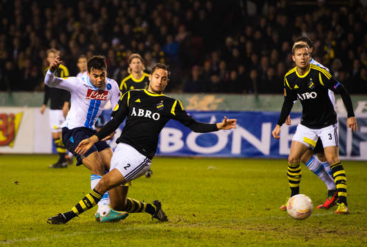 Eduardo Vargas, Napoli, skjuter förbi Nicklas Backman, AIK