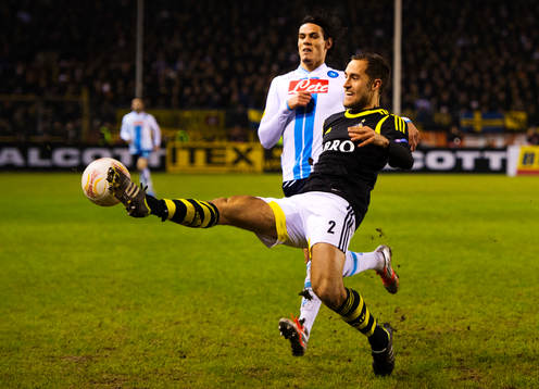Nicklas Backman, AIK, når bollen före Edinson Cavani,