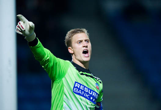 Pär Hansson, målvakt, Helsingborg, dirigerar sina trupper
