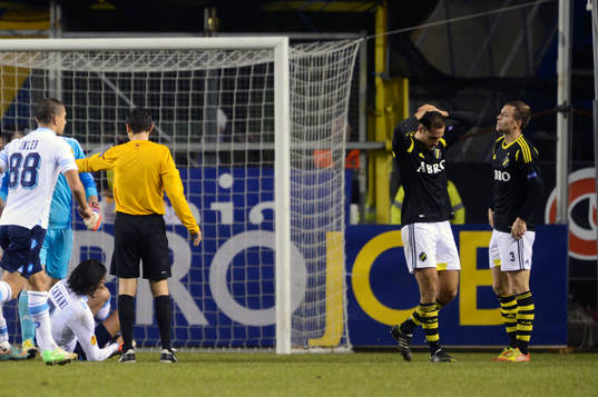 Straff domare pekar på straffpunkten när Edinson Cavani,