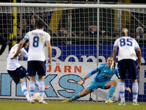 Edinson Cavani gör 1-2 på straff bakom Ivan Turina,