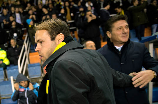 Andreas Alm, tränare AIK hälsar på Walter Mazzarri,