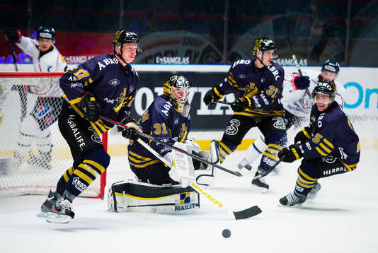 Fredrik Carlsson kontrollerar pucken framför Daniel