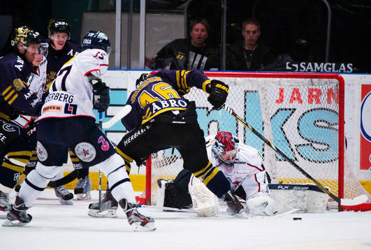 Nicklas Jensen, AIK, får inte ordning på pucken framför