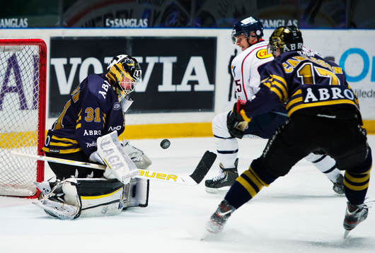 Daniel Larsson, målvakt, AIK, räddar ett skott från