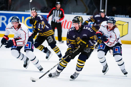 Björn Melin, AIK, avancerar framåt med pucken