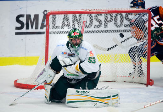 Så nära att pucken går förbi Alexander Salak, målvakt,