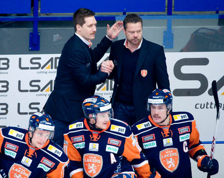 Växjö-coacherna Sam Hallam och Fredrik Hellgren jublar