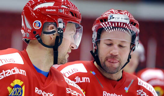 Vita Hästens nr 83 Michael Nylander till vänster och nr