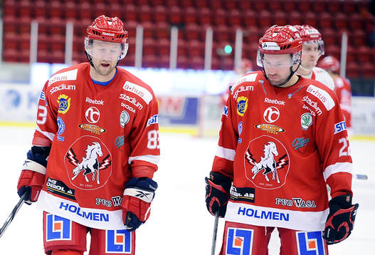 Vita Hästens nr 83 Michael Nylander och nr 22 Peter