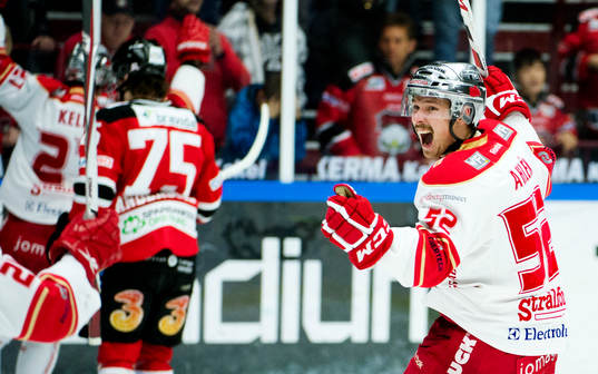 Niclas Edman, Troja Ljungby jublar vid reduceringen 4-2