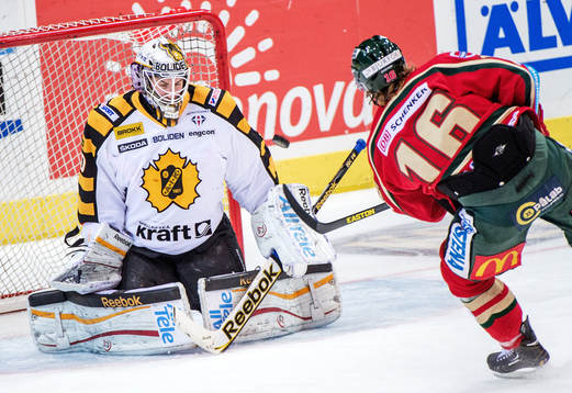 Anton Axelsson, Frölunda, kommer fri mot Joacim Eriksson,