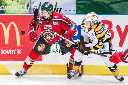 Kamp om pucken mellan Oliver Bohm, Frölunda, och Oscar