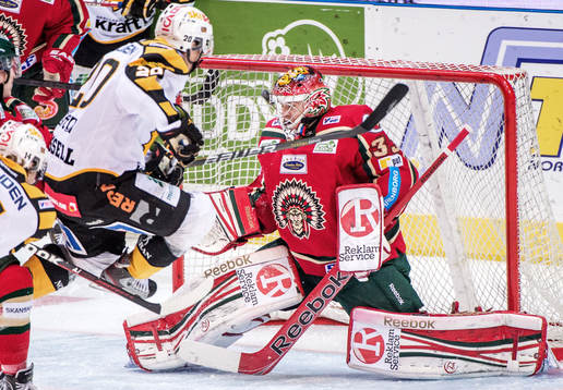 Julius Hudacek, målvakt, Frölunda, räddar pucken med