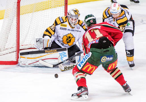 Per-Johan Axelsson, Frölunda, skjuter mot Joacim Eriksson,