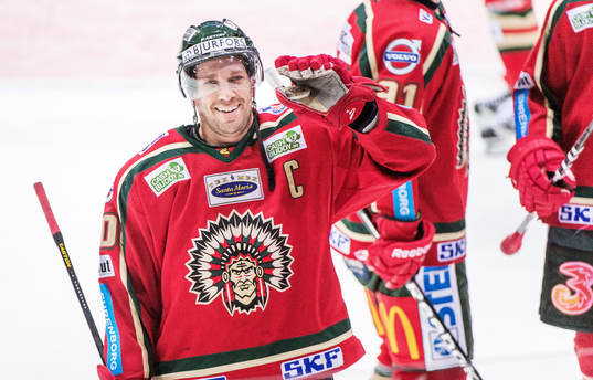 Joel Lundqvist, Frölunda, vinkar till någon i publiken