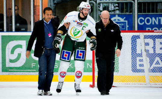 Rickard Wallin, Färjestad fick en puck i huvudet och fick