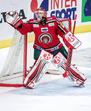 Julius Hudacek, målvakt, Frölunda, tar pucken i