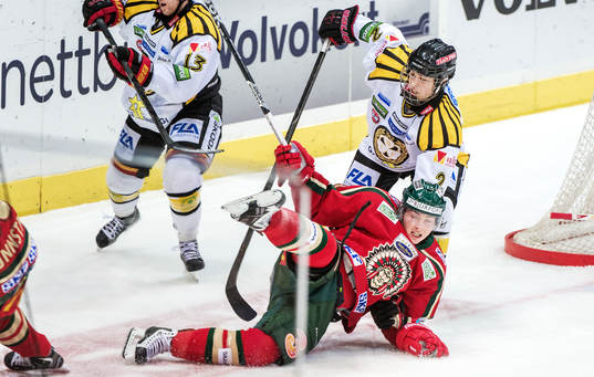 Matt Duchene, Frölunda, drar omkull av Mattias Nörstebö,