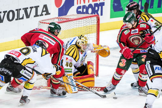 Magnus Kahnberg, Frölunda, glider in med pucken framför