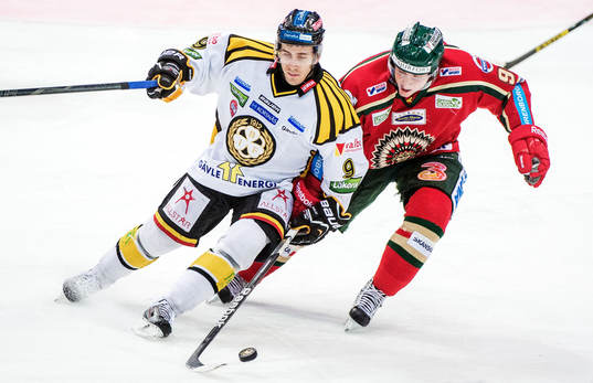 Kamp om pucken mellan Sebastian Enterfeldt, Brynäs, och