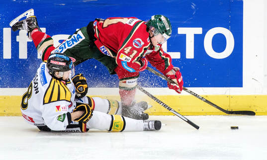 Dennis Persson, Brynäs, åker omkull i en duell med Mathis