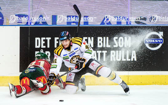 Gustav Rydahl, Frölunda, åker omkull i en närkamp med