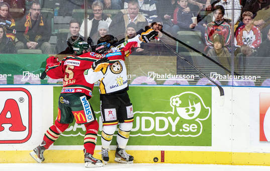 Daniel Widing, Brynäs, tacklas upp mot plexiglaset av