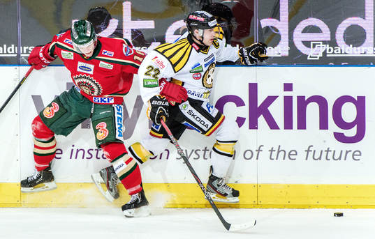 Anton Axelsson, Frölunda, tacklar Jörgen Sundqvist,