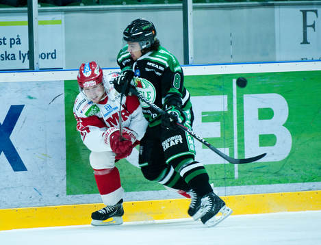 Joachim Rohdin, Timrå, tryckt in til sargen av Alexander