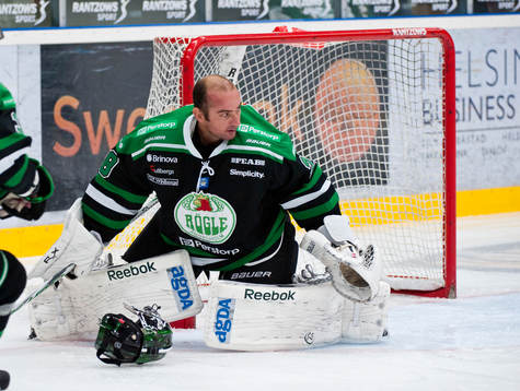 Martin Gerber, målvakt,  tappade hjälmen två gånger