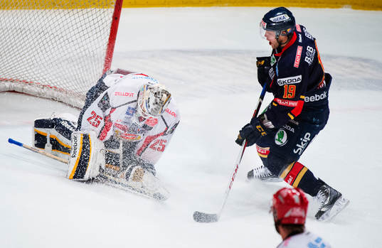 Jhonas Enroth, målvakt, Almtuna, utmanas av Jimmie