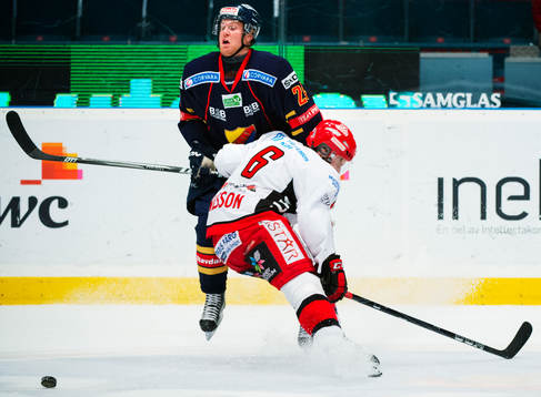 Patric Hörnqvist, Djurgården, blir tacklad av Martin