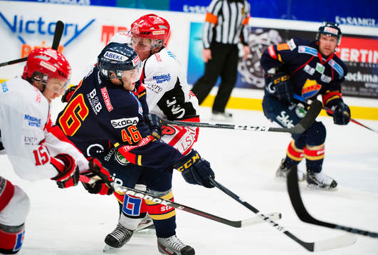 Pontus Åberg, Djurgården, blir tacklad