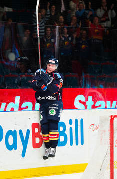 Gabriel Landeskog, Djurgården, kastar sig mot sargen och