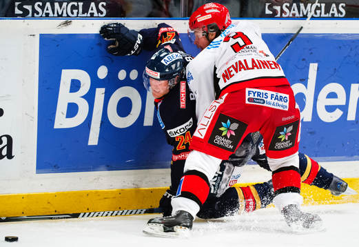 Patric Hörnqvist, Djurgården, blir tacklad av Patrik
