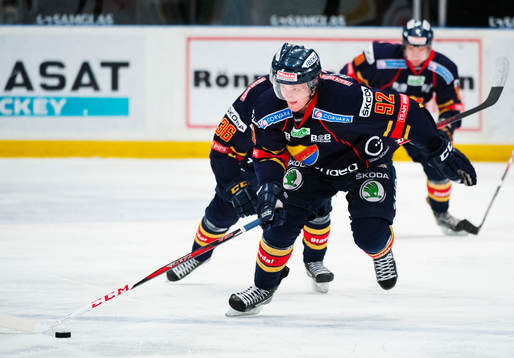 Gabriel Landeskog, Djurgården, avancerar framåt med pucken