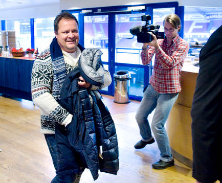 Här kommer han inrusande till presskonferensen, en tuff