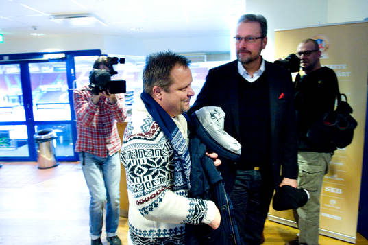 Här kommer han inrusande till presskonferensen, en tuff